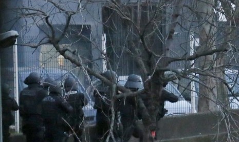 Polisi menembak mati penyerang kantor Charlie Hebdo