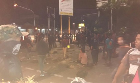 Polisi menembakkan gas air mata ke kerumunan massa di depan kantor YLBHI, Senin (18/9). 