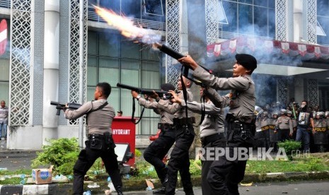 Polisi menembakkan gas air mata kearah para mahasiswa yang melakukan aksi unjuk rasa di depan gedung DPRD Sumut, di Medan, Sumatera Utara, Selasa (24/9/2019). 