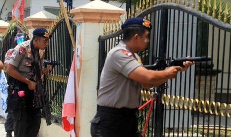  Polisi menembakkan peluru gas air mata ke arah mahasiswa yang melakukan aksi menolak kedatangan Wakapolri Komjen Nanan Sukarna di Kampus Universitas Pamulang, Pamulang, Tangerang Selatan, Kamis (19/10). 