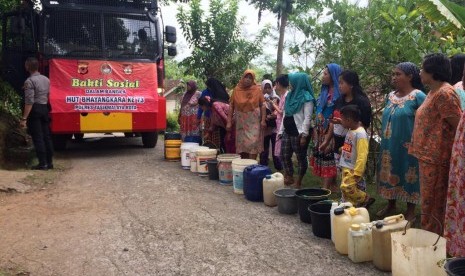 Polisi menerjunkan water canon untuk mendistribusikan air bersih ke warga.