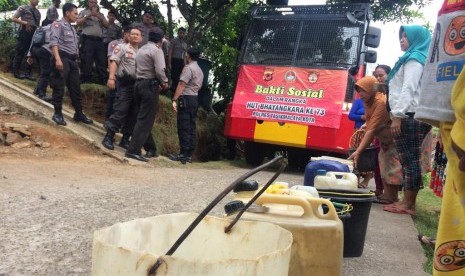 Polisi menerjunkan water canon untuk mendistribusikan air bersih ke warga di Kecamatan Cineam, Kabupaten Tasikmalaya, Kamis (27/6). 