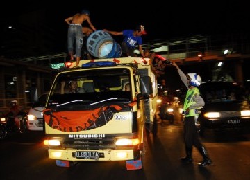 Polisi menertibkan mobil peserta takbir keliling tahun lalu. 