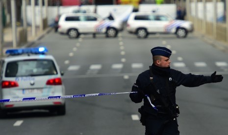 Polisi menetapkan perimeter keamanan di dekat stasiun metro Maelbeek, di Brussels, Belgia, Selasa (22/3). 