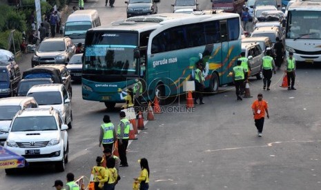  Polisi mengalihkan arus kendaraan ke arah Sadang, Purwakarta saat keluar Gerbang Tol Cikampek, Jawa Barat, Ahad (4/8).   (Republika/ Yasin Habibi)