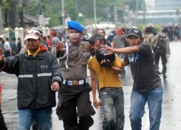 Polisi mengamankan demonstran yang terlibat aksi bentrok dengan aparat kemananan saat berunjuk rasa menolak kenaikan harga BBM di depan Stasiun Gambir, Jakarta, Selasa (27/3). 