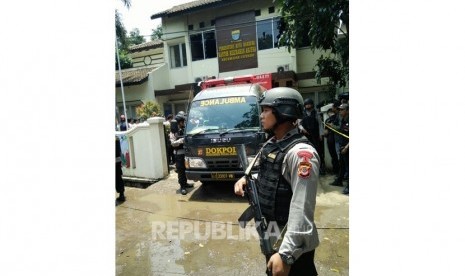 Polisi mengamankan kantor Kelurahan Arjuna, Kecamatan Cicendo, Kota Bandung, pada Senin pagi (27/2) setelah terjadi ledakan.