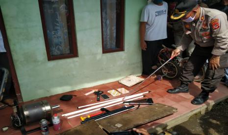 Polisi mengamankan kompresor, sumpit, senapan rakitan, busur panah, detonator, dan sejumlah barang lainnya sebagai barang bukti. kompresor, sumpit, senapan rakitan, busur panah, detonator, dan sejumlah barang lainnya sebagai barang bukti.