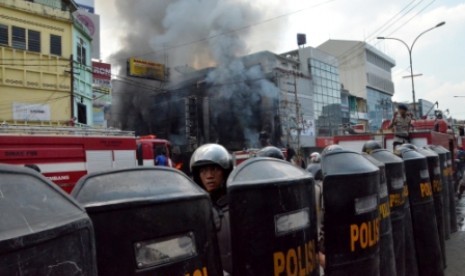 Polisi mengamankan lokasi kebakaran pertokoan elektronik di Jalan Masjid Lama Pasar 16 Ilir Palembang, Sumsel, Selasa (4/6). 