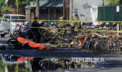 Bomb explosion hits parking area of Pantekosta church, Surabaya, East Java, Sunday (May 13).