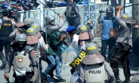 Polisi mengamankan mahasiswa saat terjadi bentrok di depan kantor DPRD Sulsel, Makassar, Sulawesi Selatan, Selasa (24/9/2019). Bentrokan terjadi saat polisi berusaha membubarkan aksi mahasiswa yang menolak sejumlah Undang-undang yang diusulkan DPR, dan akibat bentrokan tersebut sejumlah mahasiswa diamankan dan mengalami luka-luka segera dilarikan ke rumah sakit. 