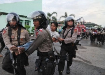 Polisi mengamankan napi yang membuat onar di Lapas (ilustrasi).