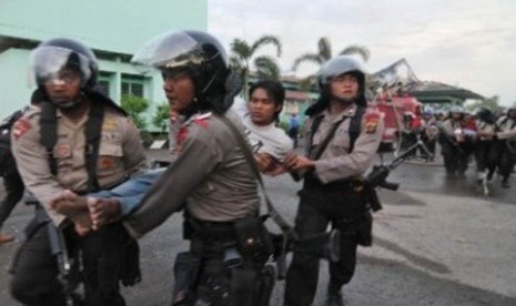 Polisi mengamankan napi yang membuat onar di Lapas (ilustrasi).