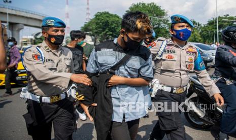 Polisi mengamankan pelajar yang diduga penyusup saat mengikuti aksi tolak omnimbus law. (ilustrasi)