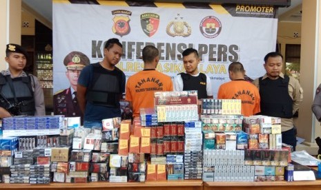 Polisi mengamankan pelaku dan barang bukti kasus pencurian di minimarket. (Ilustrasi)