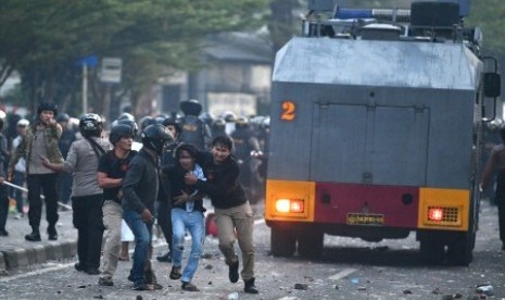 Polisi mengamankan pendemo yang rusuh di Jalan KS Tubun, Jakarta, Rabu (22/5/2019). 