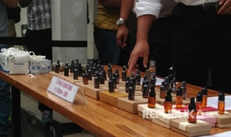 Polisi mengamankan pengedar cairan vape mengandung narkoba beserta puluhan botol barang bukti. Selasa (1/8). 