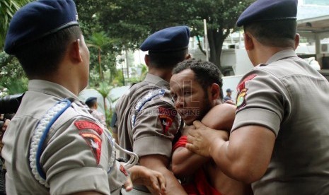   Polisi mengamankan pengunjukrasa di depan Gedung KPK, Jakarta, Kamis (7/2).  (Republika/Yasin Habibi) 