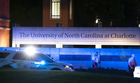 Polisi mengamankan pintu masuk utama di kampus University North Carolina di Charlotte, North Carolina setelah penembakan terjadi, Selasa (30/4).