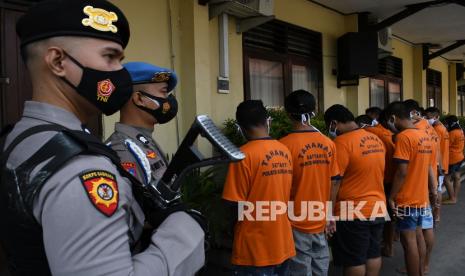 Polisi mengamankan sejumlah tersangka saat merilis pengungkapan kasus peredaran narkoba di Polres Madiun Kota, Jawa Timur, Senin (13/9/2021). Polres Madiun Kota merilis pengungkapan kasus narkoba hasil Operasi Tumpas Narkoba Semeru 2021 yang dilakukan sejak Juli 2021 dengan menetapkan 15 orang tersangka pengedar dan pengguna.