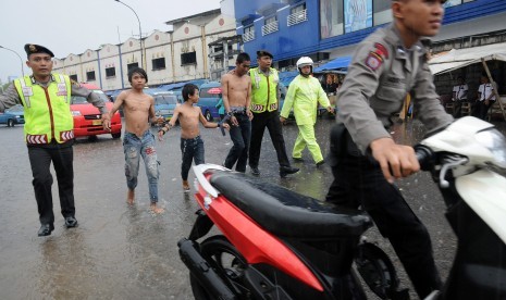 Polisi mengamankan seorang preman dan anak jalanan berikut motor bodong saat digelar Razia Cipta Kondisi di Terminal Depok, Jawa Barat, Kamis (12/3). 