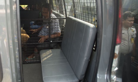 Polisi mengamankan tiga orang (kiri) yang hasil tes urinenya positif metamin, amphetamine dan mariyuana ke dalam mobil tahanan ketika menggelar Operasi Pekat Jaya 2016 di Terminal Kampung Rambutan, Jakarta, Kamis (19/5). (Antar/Widodo S. Jusuf)