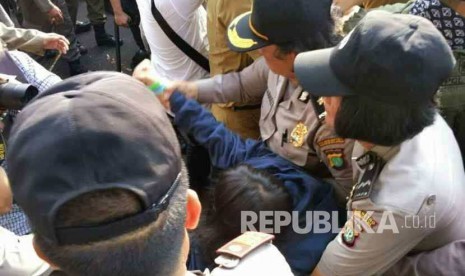 Polisi mengamankan warga pada penertiban pemukiman di kawasan Rawajati, Kamis (1/9).