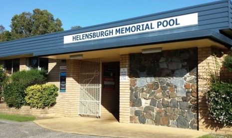 Polisi mengatakan ada lobang yang digunakan mengintip di dinding kolam renang Helensburgh Memorial Pool. 