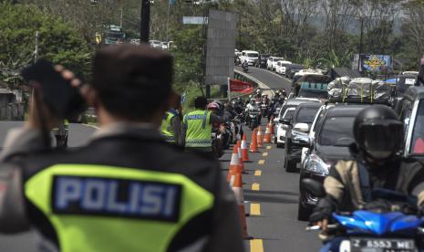 Polisi mengatur arus lalu lintas di Jalur Selatan Ciawi, Kabupaten Tasikmalaya, Jawa Barat, Jumat (6/5/2022). Bencana longsor bebatuan campur tanah menutup sebagian badan jalan sehingga menghambat arus lalu lintas kendaraan di jalur utama Garut-Bandung tepatnya Tutugan Leles, Kecamatan Leles, Kabupaten Garut, Jawa Barat, Senin (9/5/2022).