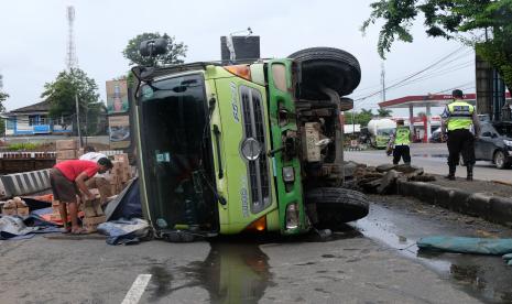 Kecelakaan lalu lintas (ilustrasi). Ketua Komite Nasional Keselamatan Transportasi (KNKT) Soerjanto Tjahjono mengungkapkan hasil investigasi bahwa penyebab kecelakaan di Tanah Air didominasi oleh faktor geometrik jalan.