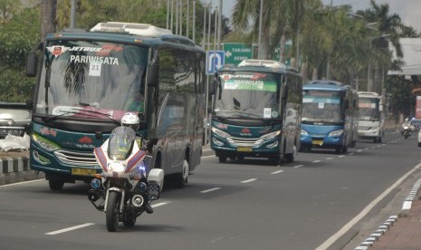 Polisi mengawal bus yang ditumpangi delegasi saat Simulasi Transportasi menjelang penyelenggaraan IMF-World Bank Annual Meetings 2018, di Nusa Dua, Badung, Bali, Kamis (26/7). 