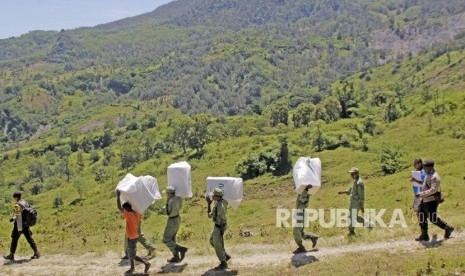 Polisi mengawal pendistribusian logistik Pemilu 2019 (ilustrasi_