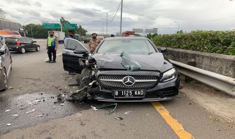 Polisi mengecek mobil Mercy yang terlibat kecelakaan di Jalan Tol JORR, Cakung, Jakarta Timur, Sabtu (27/11) sore. Pengemudi mobil Mercy ini sebelumnya melaju dengan cara melawan arus, hingga akhirnya menabrak dua mobil lainnya yang melaju di lajur cepat. 