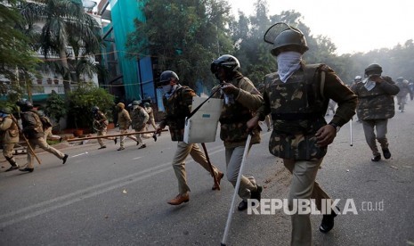 Polisi mengejar pengunjuk rasa penentang Revisi UU Kewarganegaraan India di New Delhi, India, Ahad (15/12)