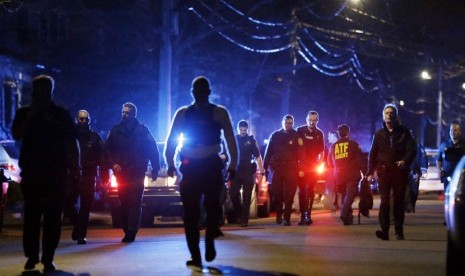 Polisi mengepung lokasi baku tembak di Watertown, Jumat (19/4).    (AP/Matt Rourke)