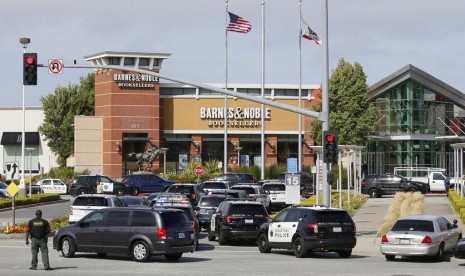 Polisi mengepung lokasi penembakan di Tanforan Mall, San Bruno, Kalifornia, San Francisco, Selasa (2/7).