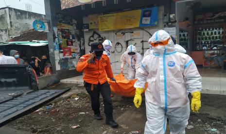 Polisi mengevakuasi jenazah (ilustrasi).  Seorang warga di Kota Tasikmalaya meninggal dunia saat menjalanli isolasi mandiri di tempat indekosnya, yang berlokasi di Kelurahan Kahuripan, Kecamatan Tawang, Ahad (11/7). Warga berinisial A (47 tahun) itu meninggal diduga akibat Covid-19.