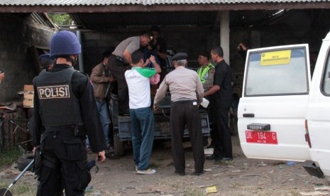    Polisi mengevakuasi korban ledakan granat di kawasan Bukit Catu Candi Kuning, Tabanan, Bali, Jumat (4/10).   (Antara/Eka Buana)