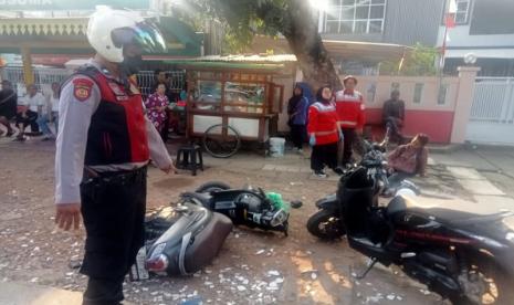 Polisi mengevakuasi korban tabrakan tujuh pemotor dengan truk batu bata di Lenteng Agung, Kecamatan Jagakarsa, Jakarta Selatan, Selasa (22/8/2023).