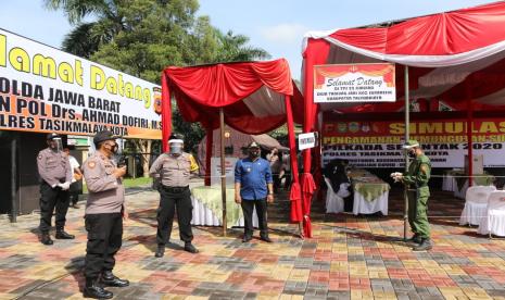 Polisi menggelar simulasi pengamanan pemungutan suara Pilkada Kabupaten Tasikmalaya di halaman Mapolresta Tasikmalaya, Jumat (4/12).