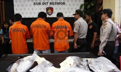  Polisi menggelar tiga orang tersangka kasus penusukan Kemang beserta barang bukti kasus pengeroyokan dan penusukan di Polda Metro Jaya, Jakarta, Senin (19/11).  (Adhi Wicaksono)