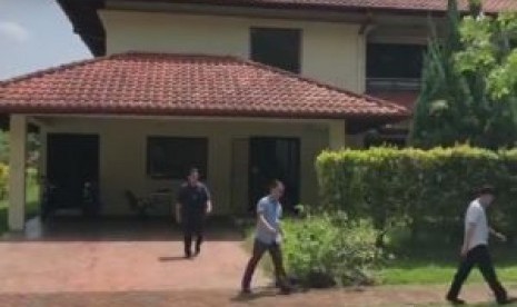 Polisi menggeledah bungalow yang diduga sebagai 'rumah aman' Najib Razak terkait skandal 1MDB, Senin (11/6).