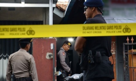 Polisi menggeledah rumah kontrakan terduga teroris / Ilustrasi