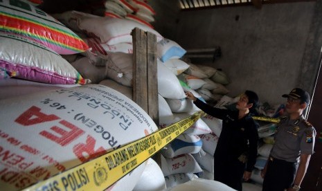 Polisi menggerebek gudang beras rekondisi.