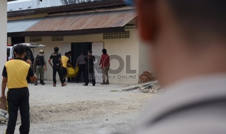 Polisi menggerebek persembunyian teroris di Palu.