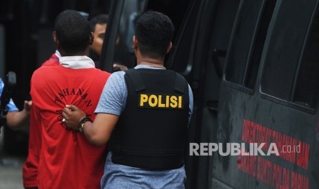 Polisi menggiring salah satu tersangka kasus unjuk rasa Papua (ilustrasi)