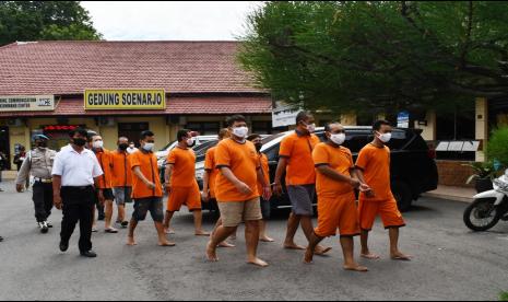 Polisi menggiring sejumlah tersangka saat merilis pengungkapan tindak pidana penyalahgunaan narkoba di Mapolres Madiun Kota, Jawa Timur, Selasa (8/2/2022). Polres Madiun Kota mengungkap sejumlah kasus penyahgunaan narkoba dengan menangkap 10 orang tersangka terdiri pengedar dan pengguna serta mengamankan barang bukti antara lain 95 butir obat keras jenis trihexyphenidyl, 50 butir obat dobel L, 6,42 gram sabu dan sejumlah peralatan berupa bong, sejumlah uang, sepeda motor dan ponsel selama 1 Januari hingga 5 Februari 2022.