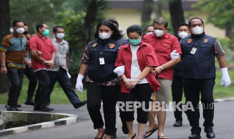 Polisi menggiring tersangka penjualan vaksin COVID-19 ilegal di Medan (ilustrasi)