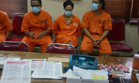 Police have named three suspect in the case of online child prostitution in Bali, Tuesday (March 14). 