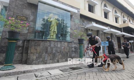 Polisi menggunakan anjing pelacak saat menyisir area Gereja Katolik Santa Maria Tak Bercela di Surabaya, Jawa Timur, Rabu (31/3/2021). Polda Jawa Timur mengerahkan anggotanya untuk meningkatkan pengamanan di gereja-gereja di wilayah hukumnya pascaledakan bom yang terjadi di depan Gereja Katedral Makassar, Sulawesi Selatan pada Minggu (28/3) lalu.